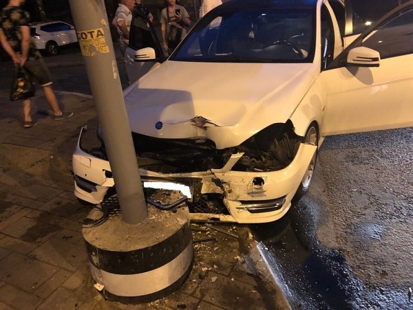 В Самаре ночью иномарка Mercedes на большой скорости влетела в столб