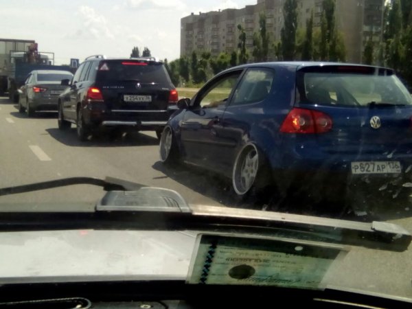 Воронежцев удивил необычный стэнс-Volkswagen с выгнутыми колесами