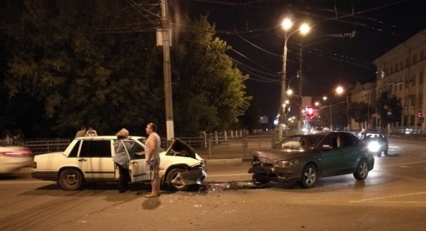 В Твери возле Старого моста в лобовом ДТП столкнулись два автомобиля