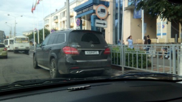 Воронежский мажор на Mercedes прячет номера под надписью «извините»