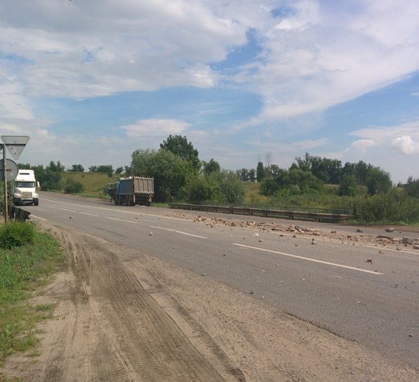 Строительный мусор высыпался на дорогу из 40-тонного грузовика в Воронеже