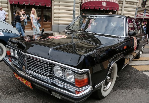 В Москве состоялось юбилейное ГУМ-Авторалли с уникальными ретро машинами