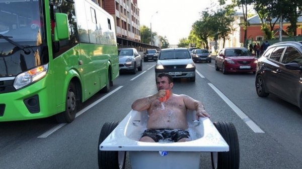 Мужчина проехал в центре Тюмени в ванной на колесах