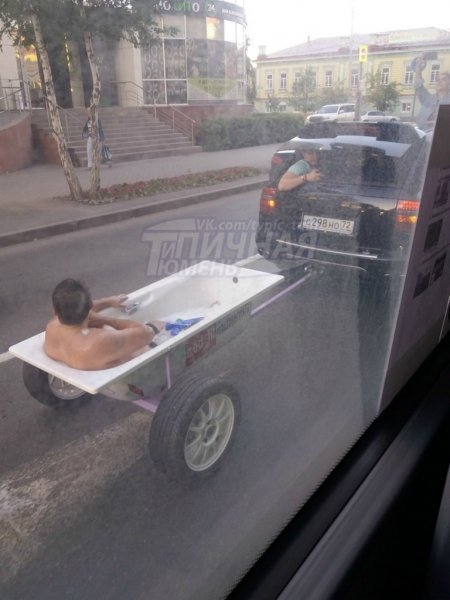 Мужчина проехал в центре Тюмени в ванной на колесах