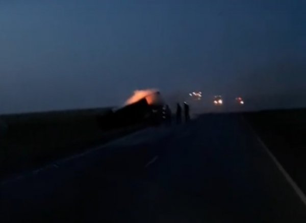 Под Волгоградом из-за ДТП загорелся грузовик и пострадали люди