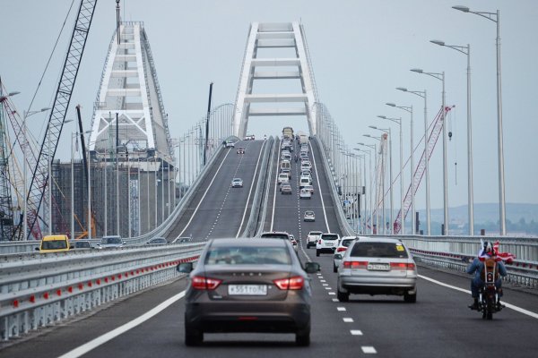 На Крымском мосту началась укладка рельс