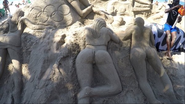 «Показалось, что живая»: На ростовском пляже из песка создали скульптуру девушки