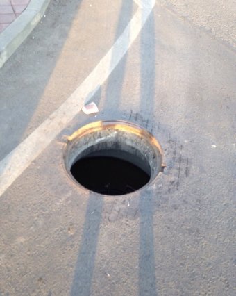 «Портал в ад»: Ростовчане предупредили об открытом люке посреди дороги