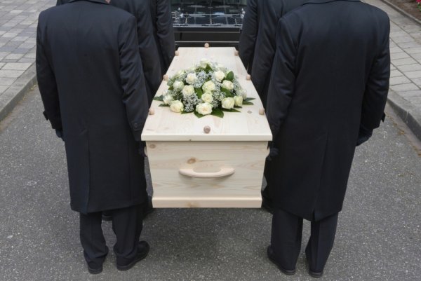 Священник рассказал о шокирующих обрядах погребения в России