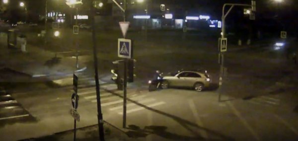 В Липецке уличная камера сняла момент столкновения иномарки с мотоциклом