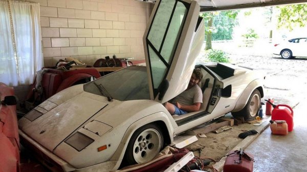 Внук обнаружил в гараже у бабушки редкий суперкар Lamborghini за 20 млн рублей