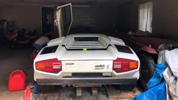 Внук обнаружил в гараже у бабушки редкий суперкар Lamborghini за 20 млн рублей