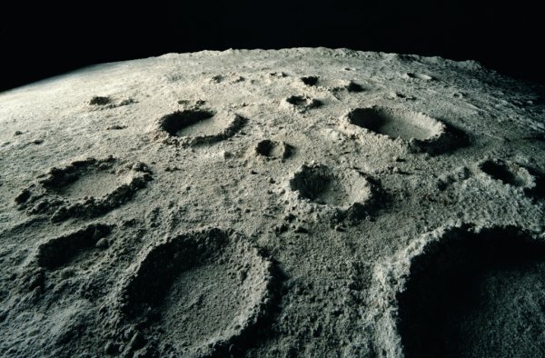 На поверхности Луны обнаружена мостовидная конструкция больших размеров