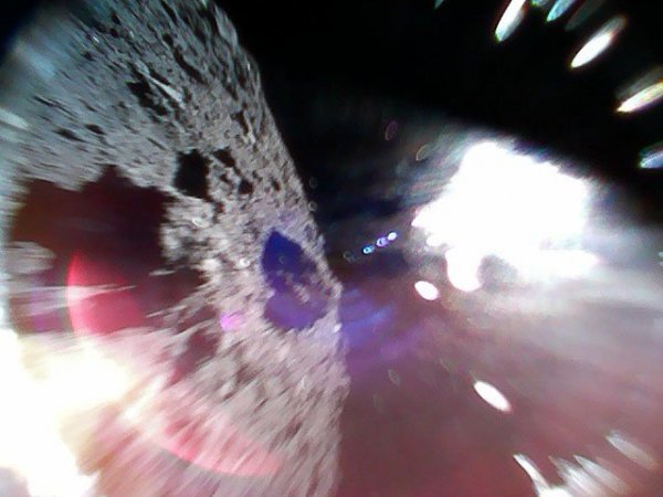 Японские космические роботы сделали первые фотографии астероида Рюгу