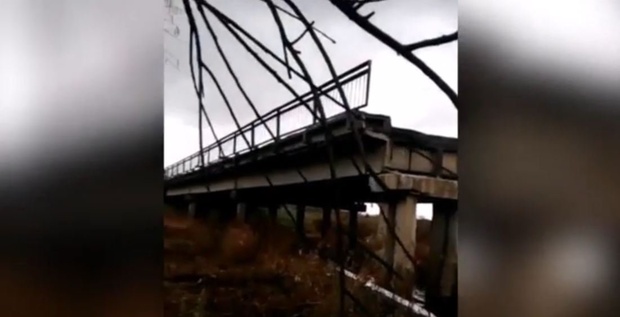 При обрушении моста погибли 25-летняя мать и 3-летняя девочка