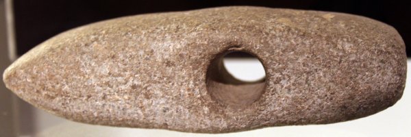В музее первого президента США подростки обнаружили древний каменный топор