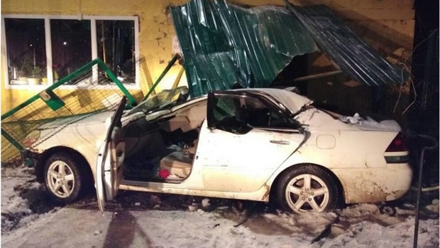 В Югре иномарка въехала в здание котельной, пассажир погиб на месте
