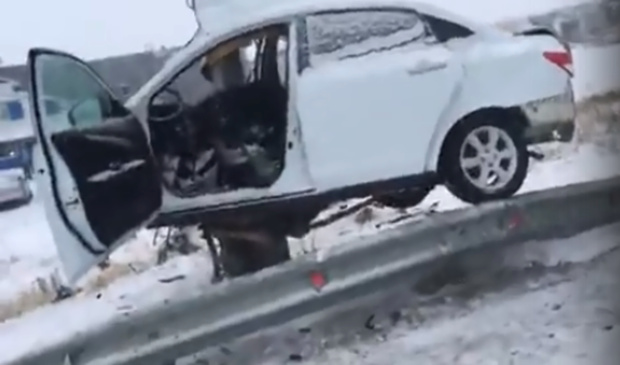 Ужасающее зрелище: в ДТП в ЯНАО автомобиль повис на столбе, пассажир погиб на месте - фото