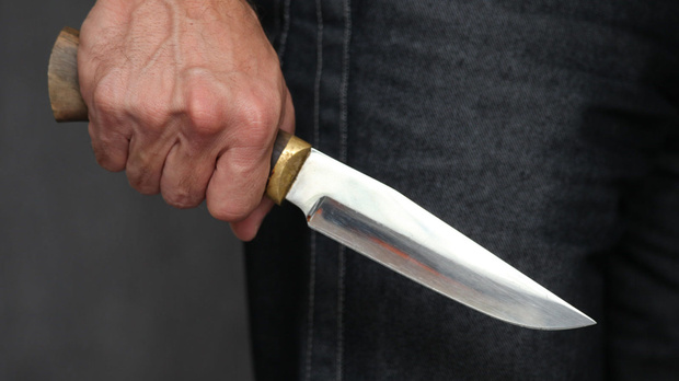 Молодой тюменец узнал в таксисте отца одноклассника и схватился за нож