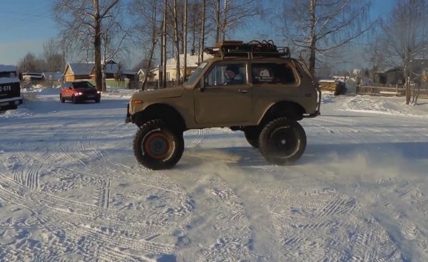 «У Нивы жизней, как у кошки»: «Перерождённую» LADA 4x4 на 35-х колёсах показали на видео