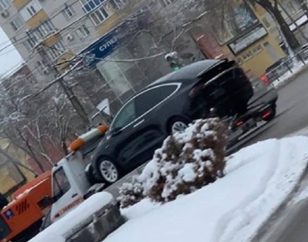 Разряженную Tesla в Воронеже увёз эвакуатор
