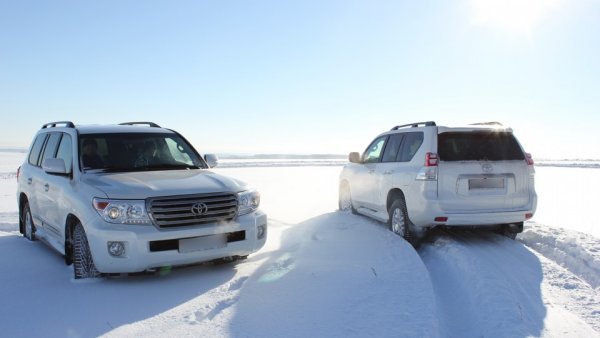 «Крузак» и ёлочка: Новогодний дрифт Toyota Land Cruiser в гирляндах порадовал сеть