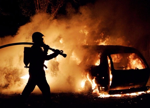 В Тюменской области огонь уничтожил девять машин в гараже агропромышленного комплекса