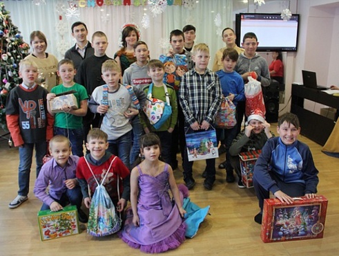 Антипинский НПЗ подарил воспитанникам школы-интерната новогодние подарки