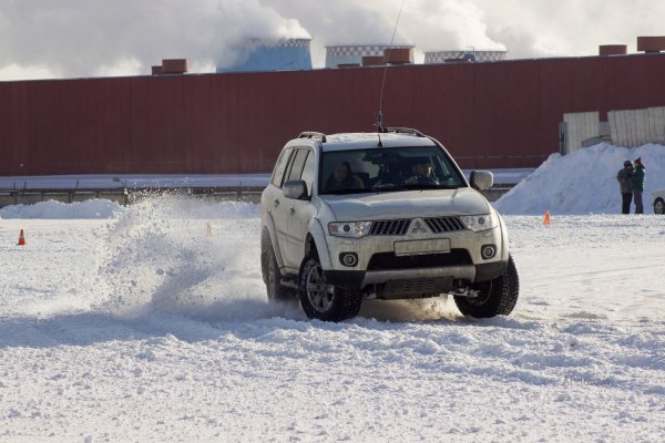 «Колоссальная проходимость»: LADA 4x4 «уделала» Mitsubishi Pajero и BMW X5 на снегу