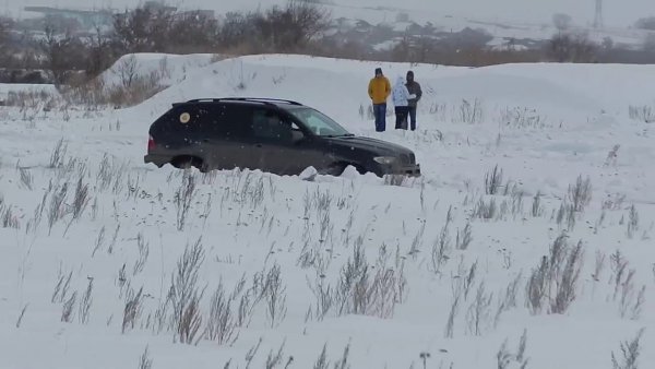 «Колоссальная проходимость»: LADA 4x4 «уделала» Mitsubishi Pajero и BMW X5 на снегу