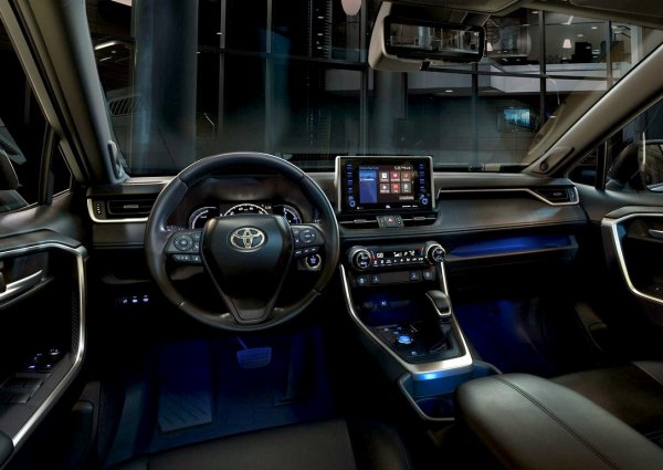 «Машина хороша, тест-драйв – дно»: Снятый на «тапок» обзор Toyota RAV4 высмеяли в сети