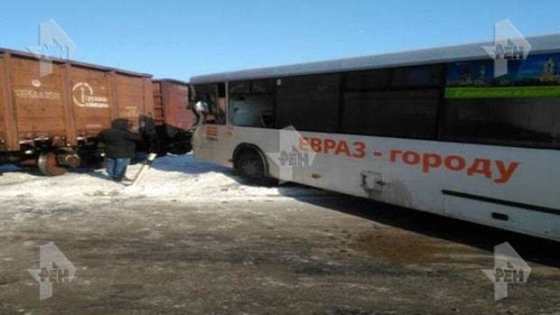 Пассажирский автобус врезался в товарный поезд