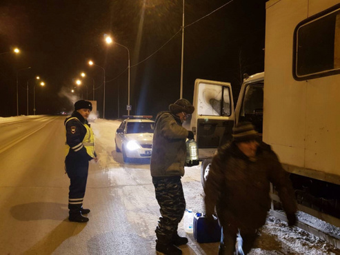 Тюменские полицейские помогли водителю, у которого сломалась машина в мороз, вернуться домой