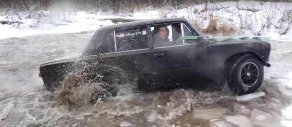 «Копейка-ледокол» против Нивы»: Два российских автомобиля испытали в пересечении ледяной речки