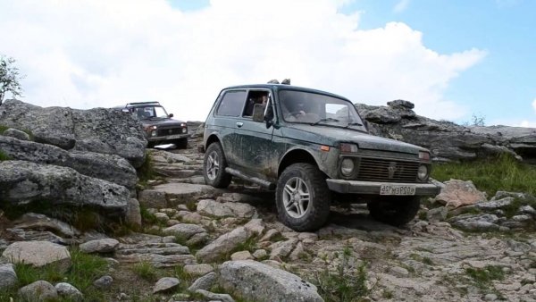 «Копейка-ледокол» против Нивы»: Два российских автомобиля испытали в пересечении ледяной речки