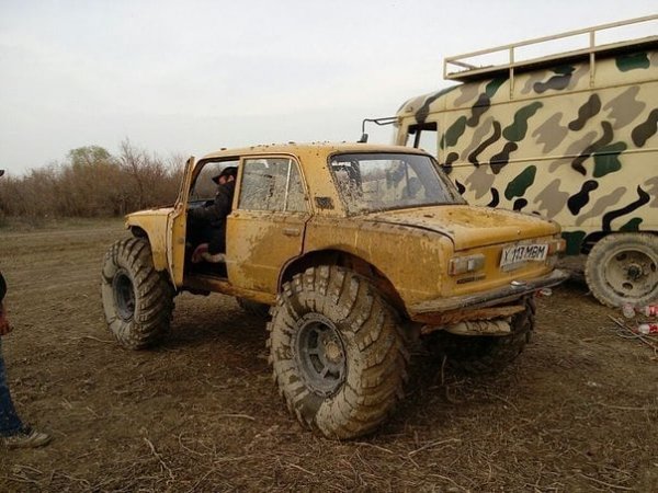 «Крузак» идёт лесом»: В сети показали «грозу всех внедорожников» – «дикий» ВАЗ-2101 с колёсами от трактора