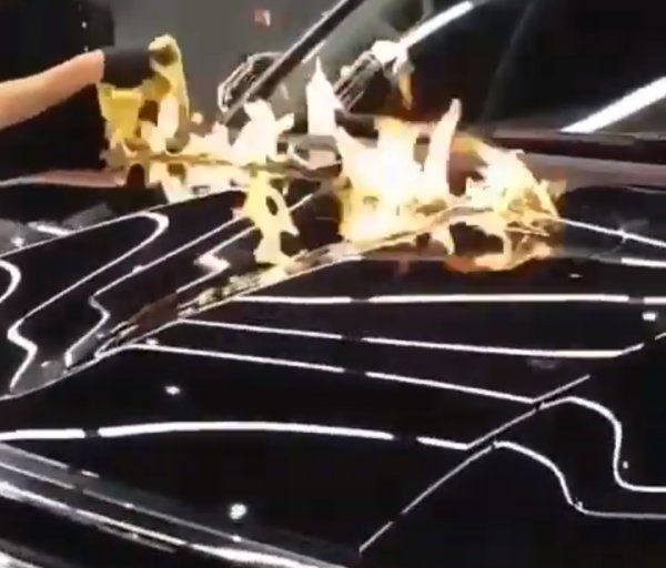 «В огне не горит, в воде не тонет»: Огнеупорный Toyota Land Cruiser восхитил сеть
