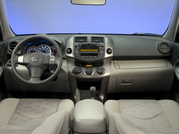 Когда надо торговаться: Особенности покупки Toyota RAV4 с пробегом раскрыл автоэксперт