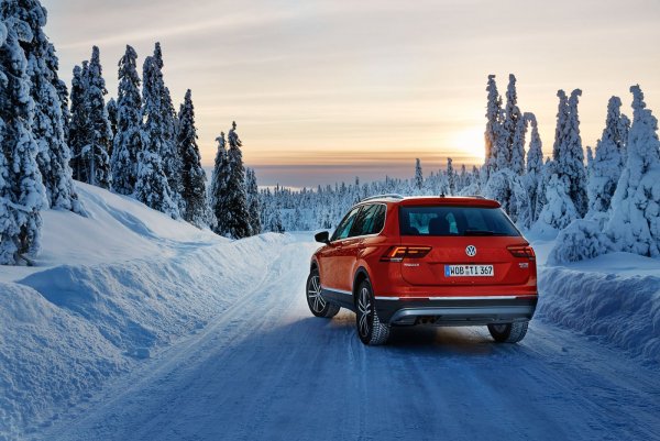 Дуэль на снегу: Volkswagen Tiguan и Mitsubishi ASX сравнили на зимнем бездорожье