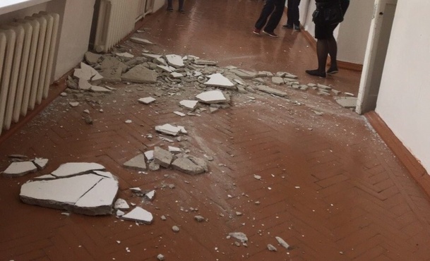 В Тюменской области наказали директора школы, где с потолка рухнул кусок штукатурки