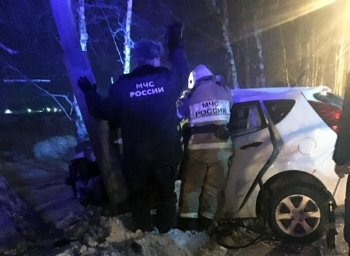 В Тюмени иномарка влетела в столб, водитель погиб - фото с места ЧП