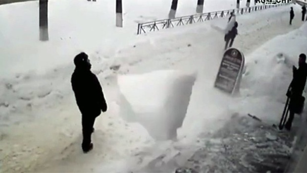 Глыба снега едва не убила прохожего - видео