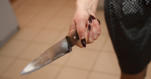Тюменка воткнула нож в спину мужчины, который обидел ее супруга