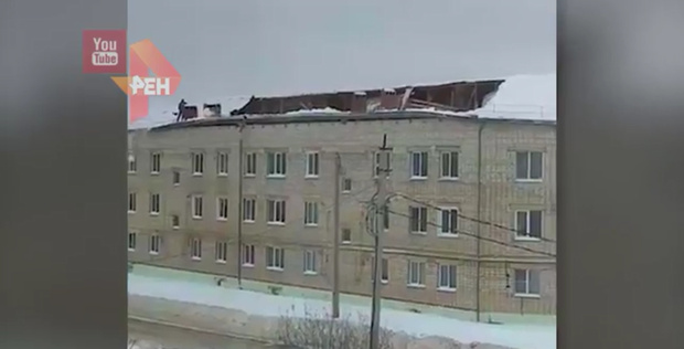Под тяжестью снега обрушилась крыша трехэтажного жилого дома