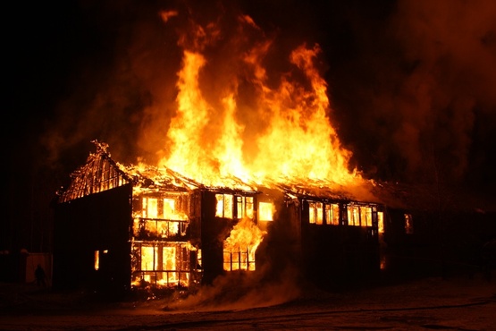 Эвакуировали 36 человек, сгорело пять квартир: в Югре произошел крупный пожар