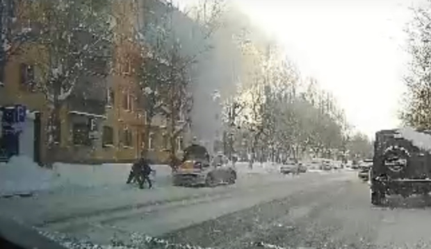 Тюменцы потушили горящий автомобиль снегом: видео