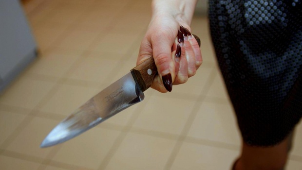 Тюменка ударила ножом любовника, которого нашла спящим у другой женщины