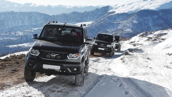 «Застряли напрочь!»: Renault Duster и УАЗ «Патриот» на летней резине посоревновались на зимнем бездорожье