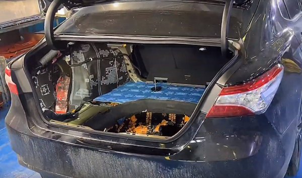 «Косяк» сборки: Обнаруженный в новой Toyota Camry V70 заводской брак шокировал механика