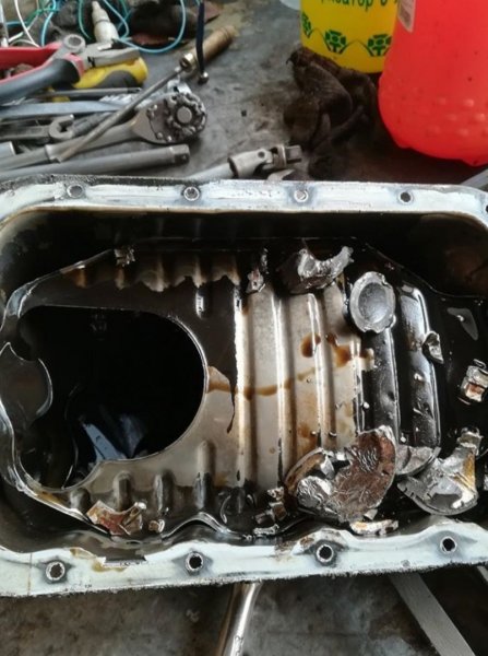 «Дружба сильнее железки»: В сети показали сломанный мотор «Матиза», взявшего на буксир «Крузак»